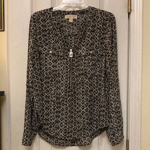 Michael Kors Women long sleeve black and white animal Print Blouse 
SIZE M
WOMEN
